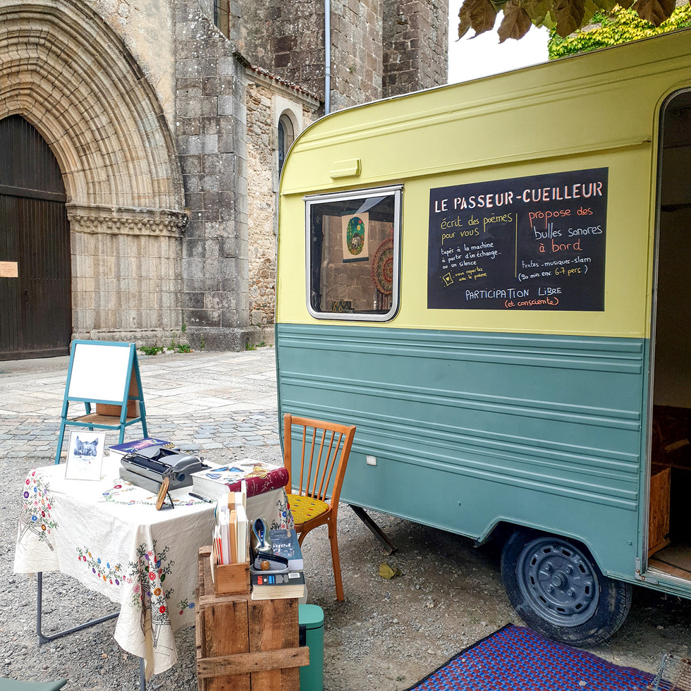 Le Passeur-Cueilleur en permanence poétique au GESTE QUI CONTE à Brigueuil (Nouvelle Aquitaine)